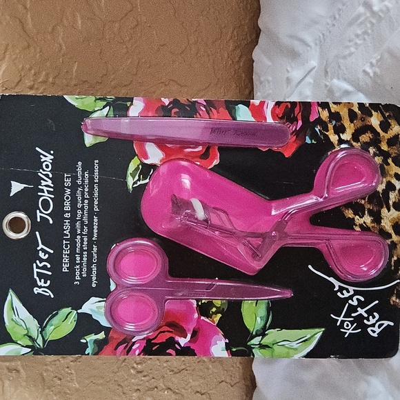 BETSEY JOHNSON PERFECT LASH n BROW SET - Picture 2 of 2